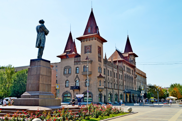 консерватория и памятник чернышевскому
